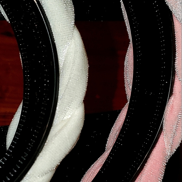 Choice of 3 elastic velvet headbands in 2 different styles & 3 colors. - Picture 9 of 10